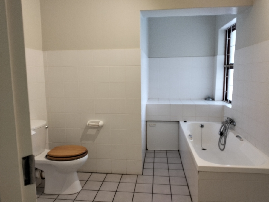 To Let 4 Bedroom Property for Rent in Wavecrest Eastern Cape